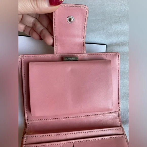 Chanel embossed leather wallet - Picture 8 of 9